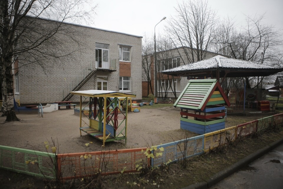 Вместо командировок по заграницам — кровли для детей