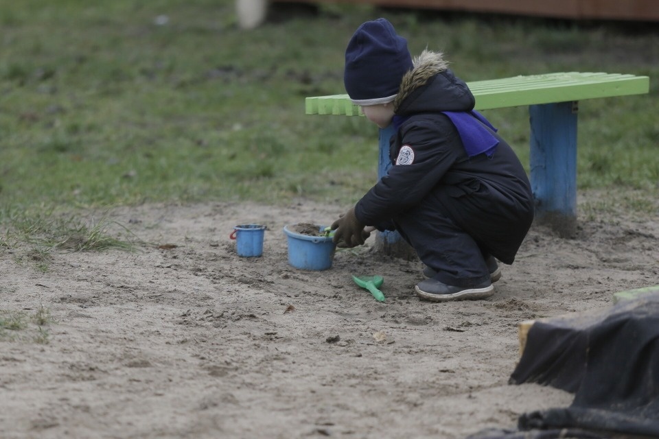 Вместо командировок по заграницам — кровли для детей