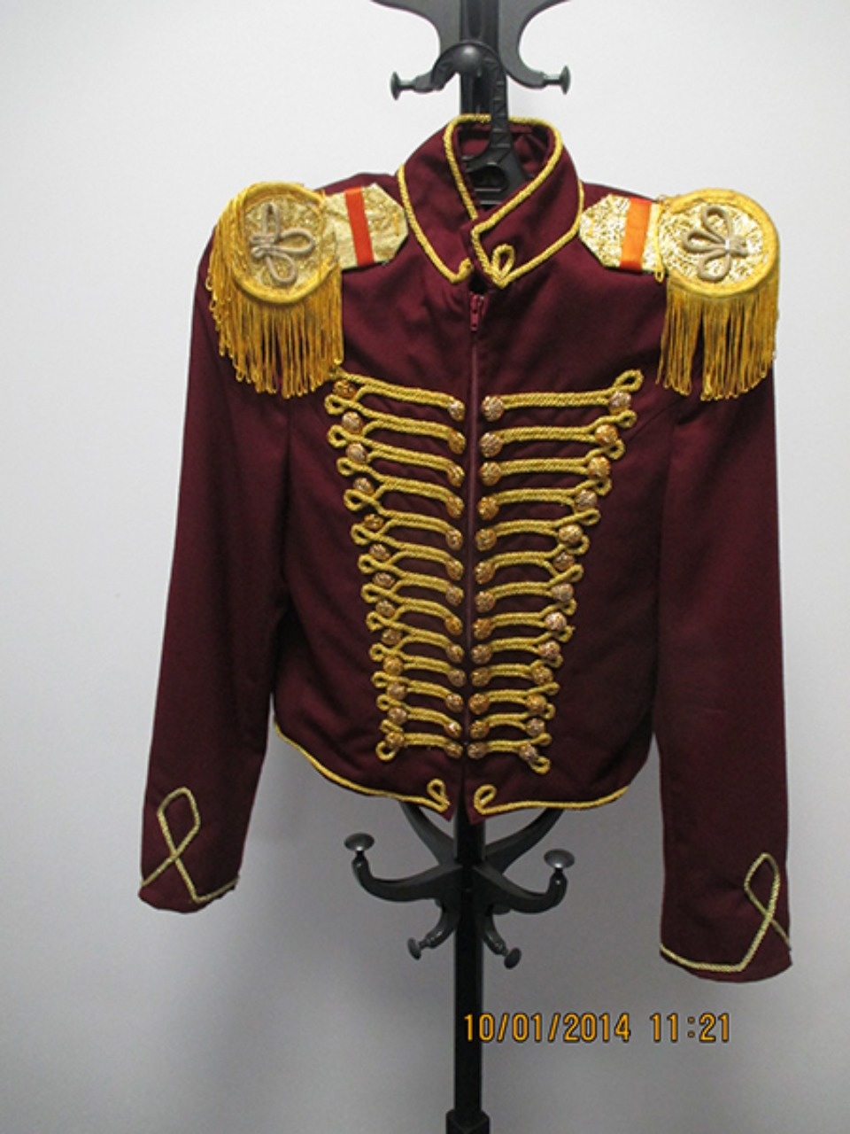 Платье царское, костюм тучи, крылатка цвета хаки – Псковский театр открыл костюмерную для всех Платье царское, костюм тучи, крылатка цвета хаки – Псковский театр открыл костюмерную для всех