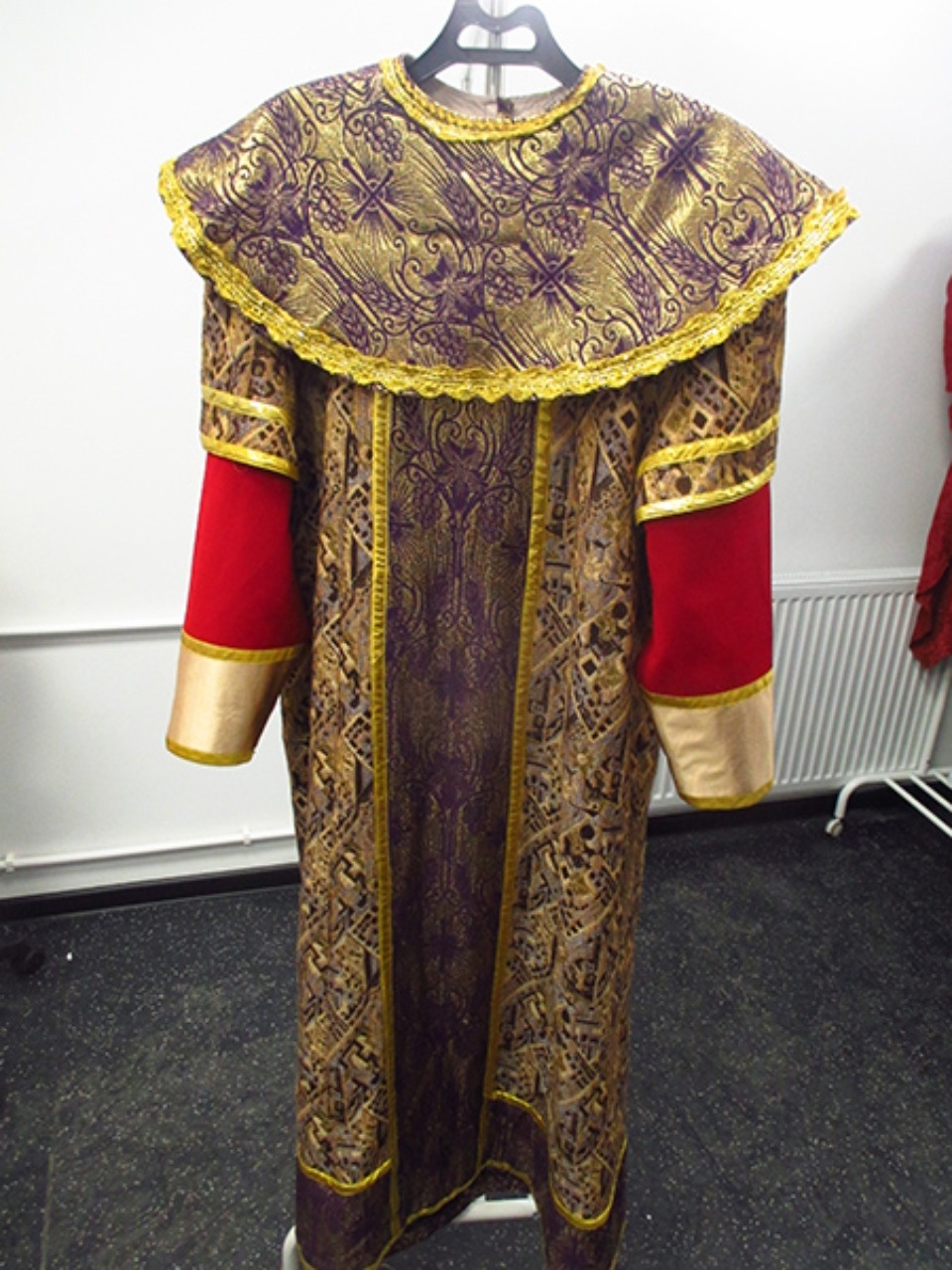 Платье царское, костюм тучи, крылатка цвета хаки – Псковский театр открыл костюмерную для всех Платье царское, костюм тучи, крылатка цвета хаки – Псковский театр открыл костюмерную для всех