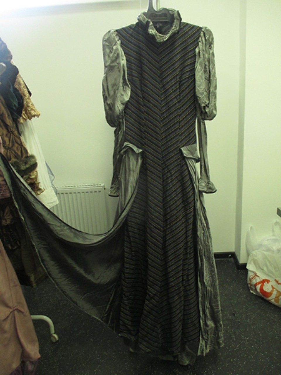 Платье царское, костюм тучи, крылатка цвета хаки – Псковский театр открыл костюмерную для всех Платье царское, костюм тучи, крылатка цвета хаки – Псковский театр открыл костюмерную для всех