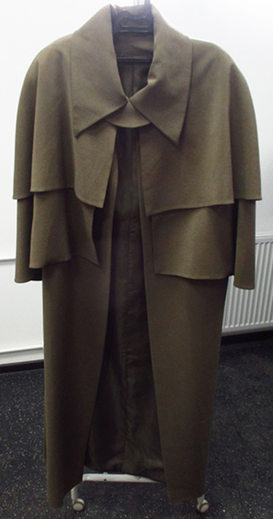 Платье царское, костюм тучи, крылатка цвета хаки – Псковский театр открыл костюмерную для всех Платье царское, костюм тучи, крылатка цвета хаки – Псковский театр открыл костюмерную для всех