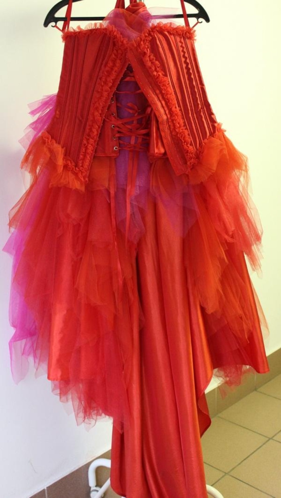 Платье царское, костюм тучи, крылатка цвета хаки – Псковский театр открыл костюмерную для всех Платье царское, костюм тучи, крылатка цвета хаки – Псковский театр открыл костюмерную для всех