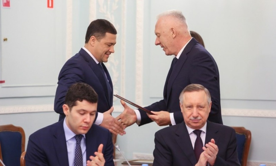 Александр Гуцан вручил Михаилу Ведерникову благодарность президента России 