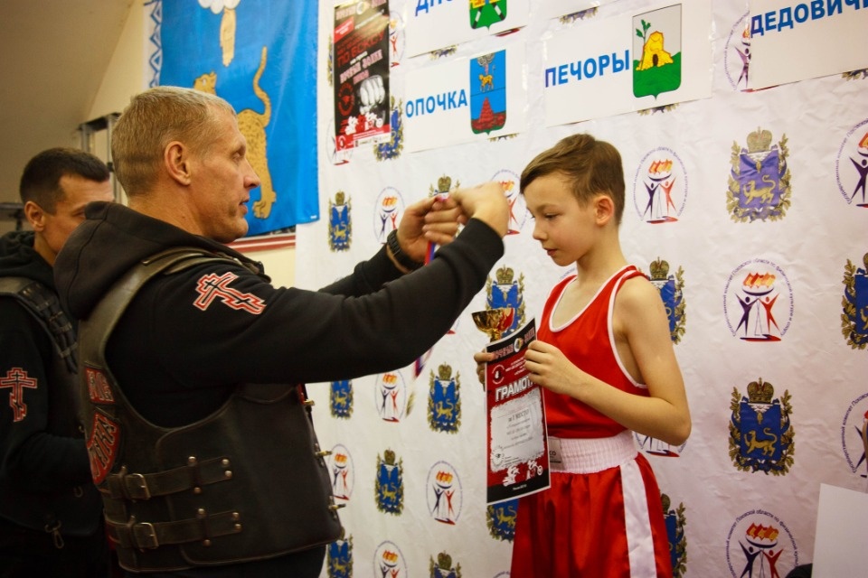 Джеффри Монсон посетил детский турнир по боксу в Пскове Джеффри Монсон посетил детский турнир по боксу в Пскове