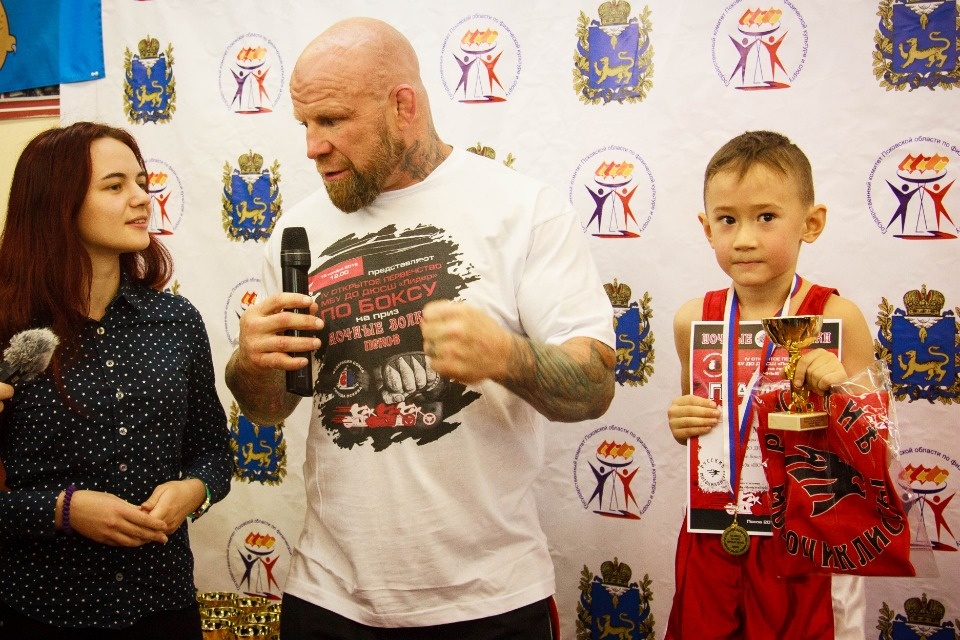 Джеффри Монсон посетил детский турнир по боксу в Пскове Джеффри Монсон посетил детский турнир по боксу в Пскове