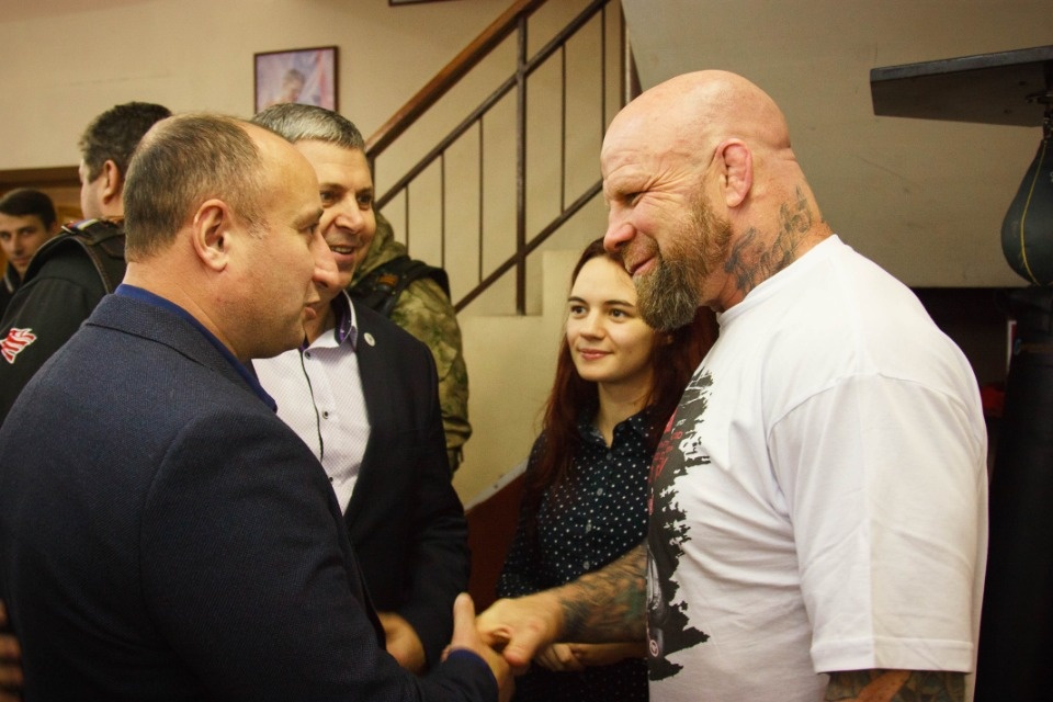 Джеффри Монсон посетил детский турнир по боксу в Пскове Джеффри Монсон посетил детский турнир по боксу в Пскове