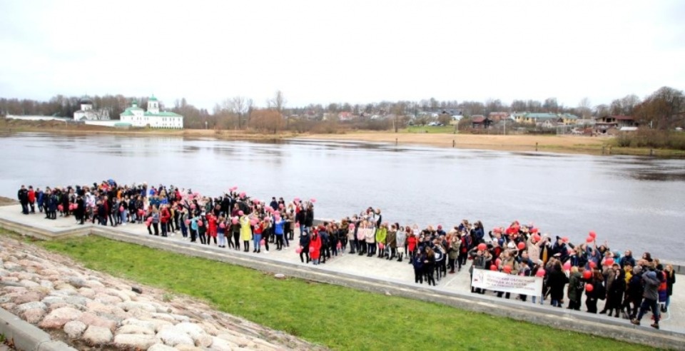 В слово «Жизнь!» выстроились на берегу реки более 300 молодых псковичей В слово «Жизнь!» выстроились на берегу реки более 300 молодых псковичей