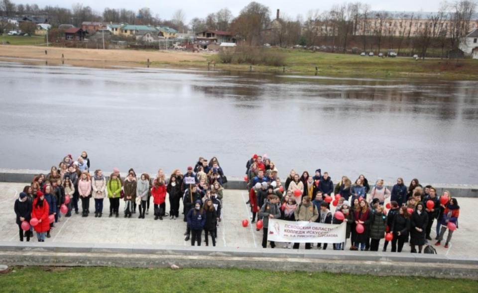 В слово «Жизнь!» выстроились на берегу реки более 300 молодых псковичей В слово «Жизнь!» выстроились на берегу реки более 300 молодых псковичей