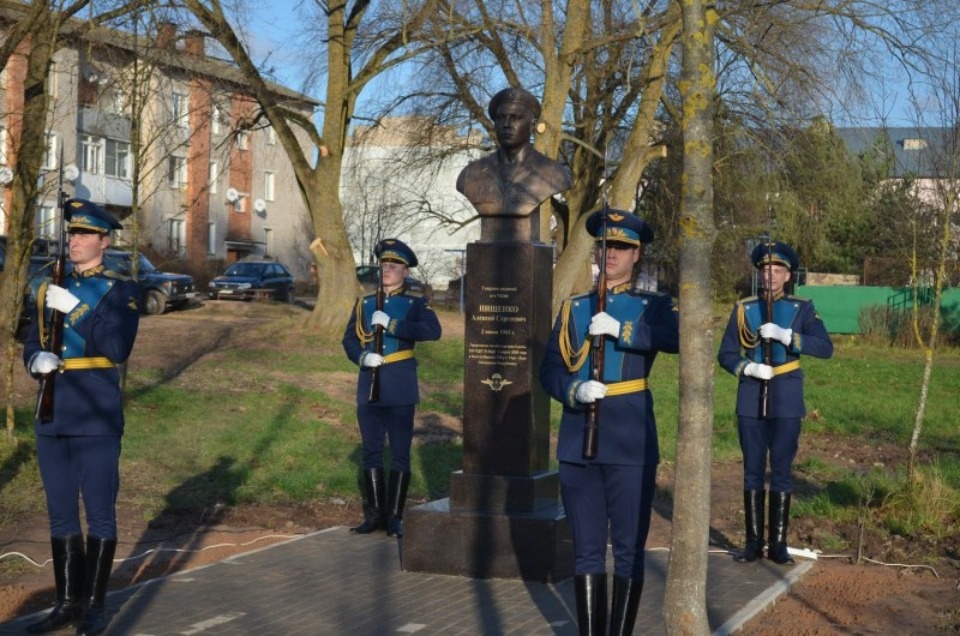 В Бежаницах увековечили память десантника 6-й роты Алексея Нищенко, погибшего в Аргунском ущелье