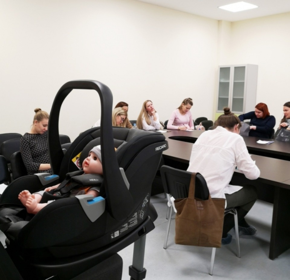 В Пскове будущие мамы узнали о важности установки детских автомобильных кресел