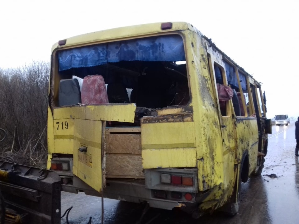 Автобус с пассажирами опрокинулся в Новоржевском районе, пострадали трое детей (ФОТО)