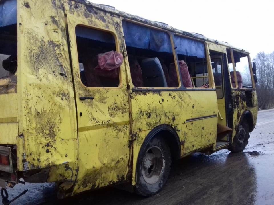 Автобус с пассажирами опрокинулся в Новоржевском районе, пострадали трое детей (ФОТО)