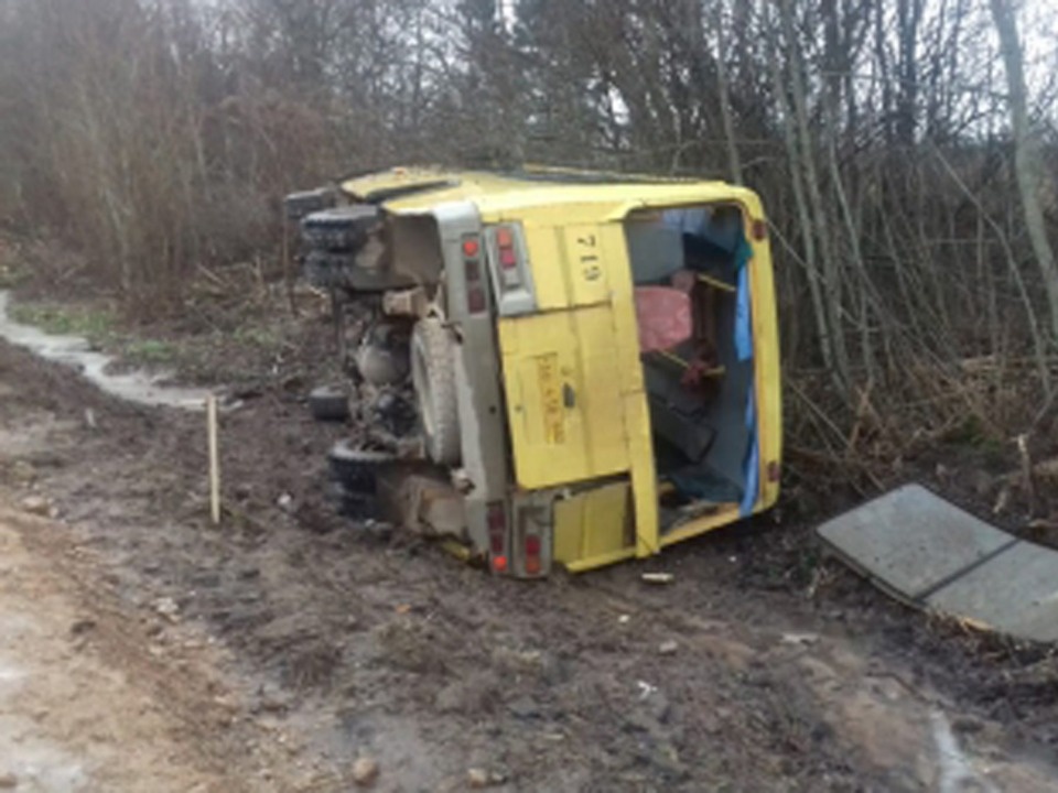 СК проверяет законность перевозки пассажиров автобуса, попавшего в ДТП в Новоржеском районе