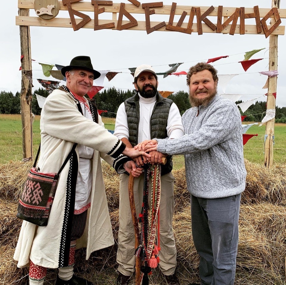 Бизнес помогает