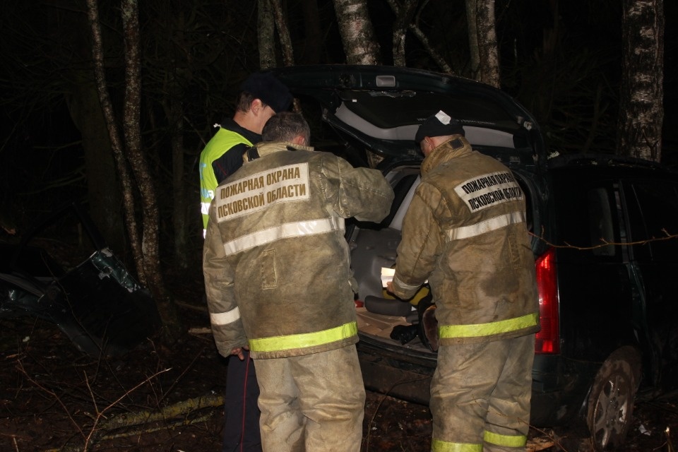 Семья из трёх человек погибла в ДТП в Себежском районе, ещё двое детей пострадали (ФОТО) Семья из трёх человек погибла в ДТП в Себежском районе, ещё двое детей пострадали (ФОТО)