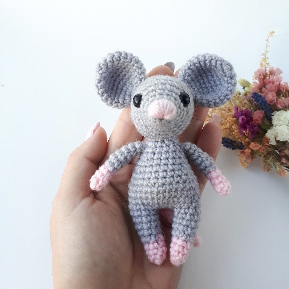 Ёлочные и настольные игрушки в виде мышек приготовила для новогодней ярмарки «ART-ель» Ольга Ильина