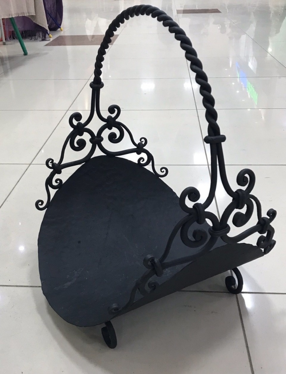 Для новогодней ярмарки «ART-ель» мастер Наталья Котова выковала изящные подсвечники