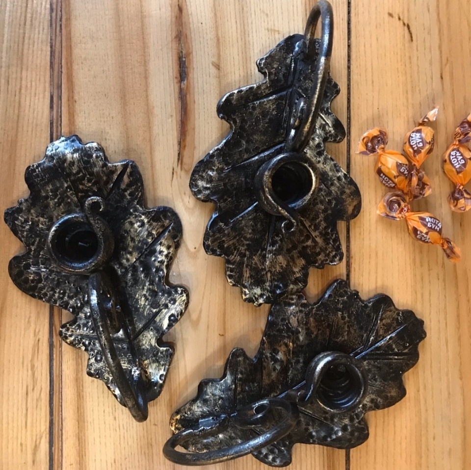 Для новогодней ярмарки «ART-ель» мастер Наталья Котова выковала изящные подсвечники