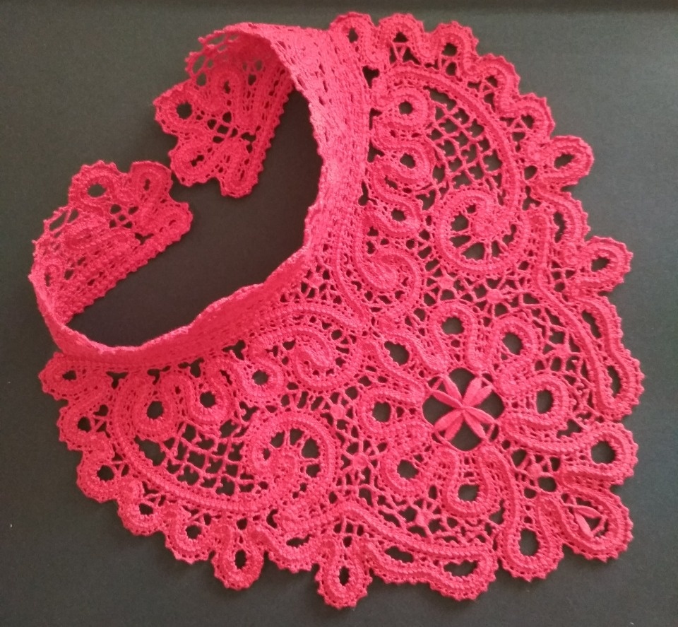 На ярмарке «ART-ель» мастер Людмила Аксёнова будет принимать заказы на кружевные украшения