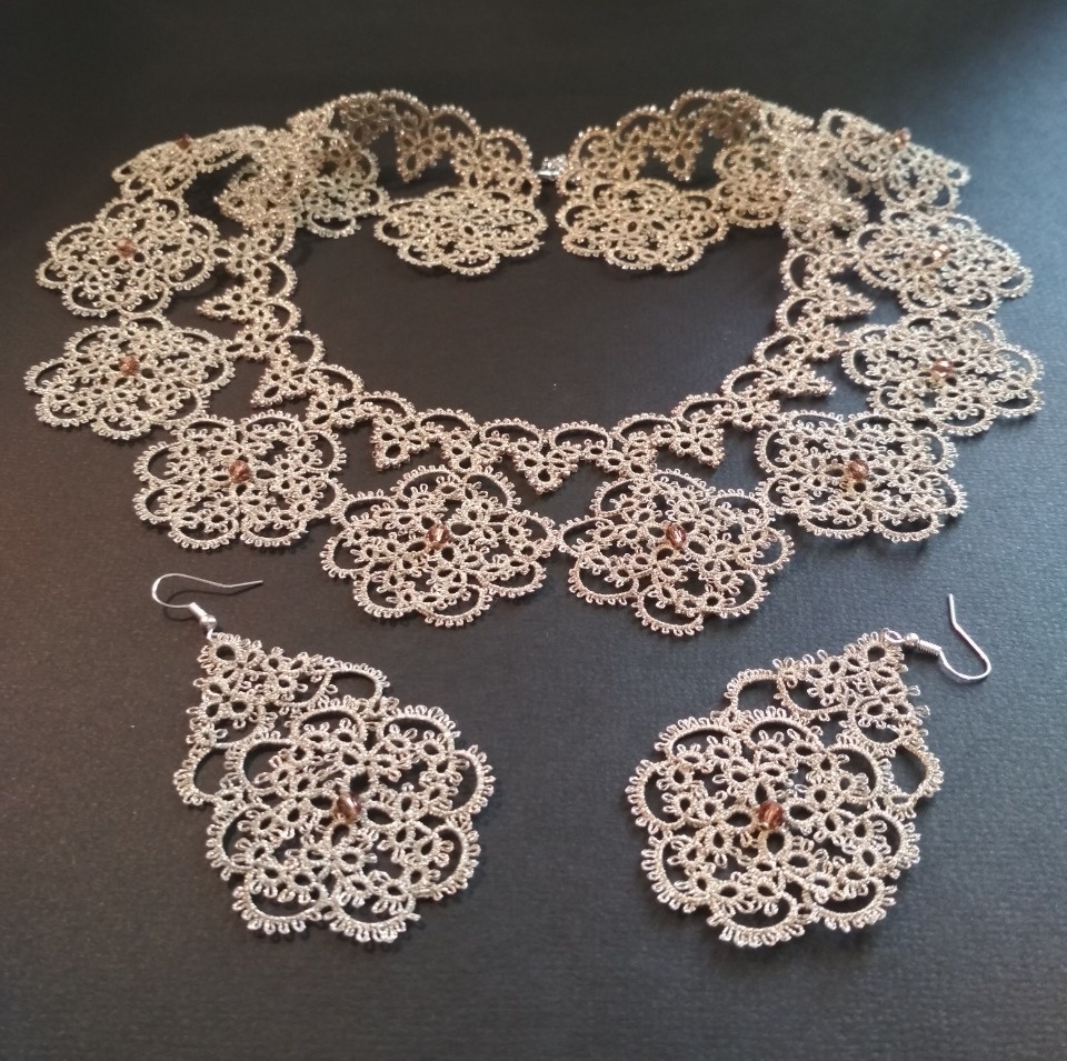 На ярмарке «ART-ель» мастер Людмила Аксёнова будет принимать заказы на кружевные украшения