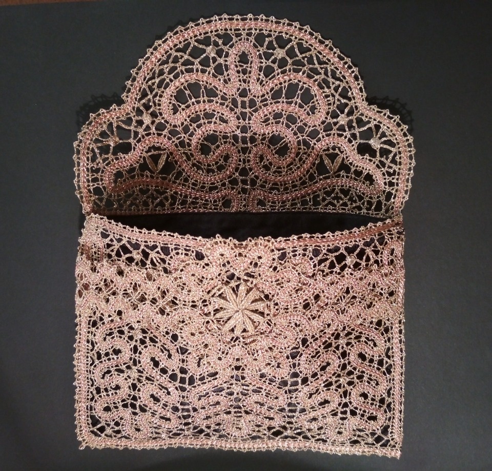 На ярмарке «ART-ель» мастер Людмила Аксёнова будет принимать заказы на кружевные украшения