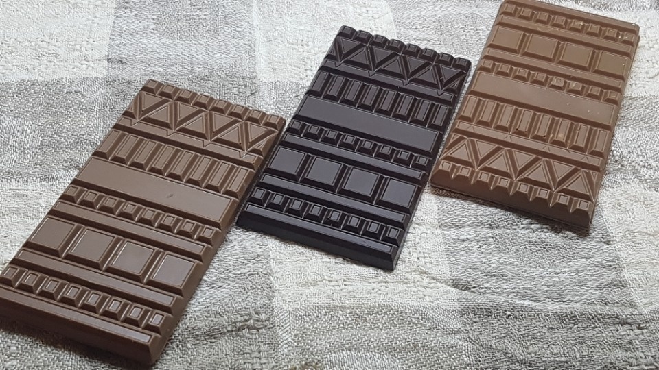Шоколадные плитки от мастера Ольги Залуцкой можно будет найти на новогодней «ART-ели»