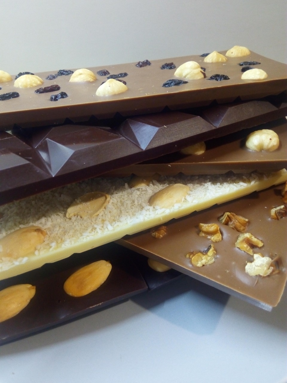 Шоколадные плитки от мастера Ольги Залуцкой можно будет найти на новогодней «ART-ели»