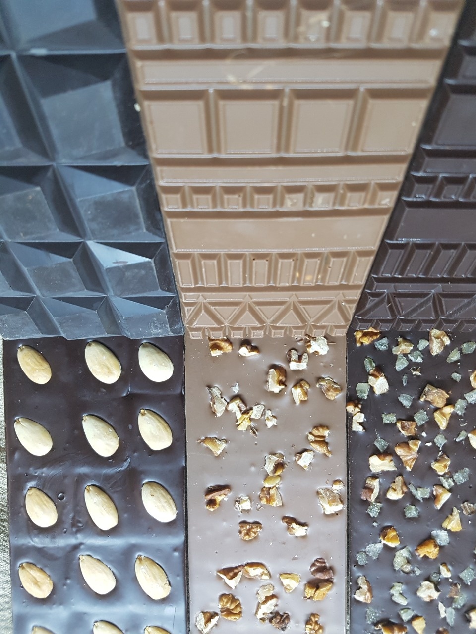 Шоколадные плитки от мастера Ольги Залуцкой можно будет найти на новогодней «ART-ели»