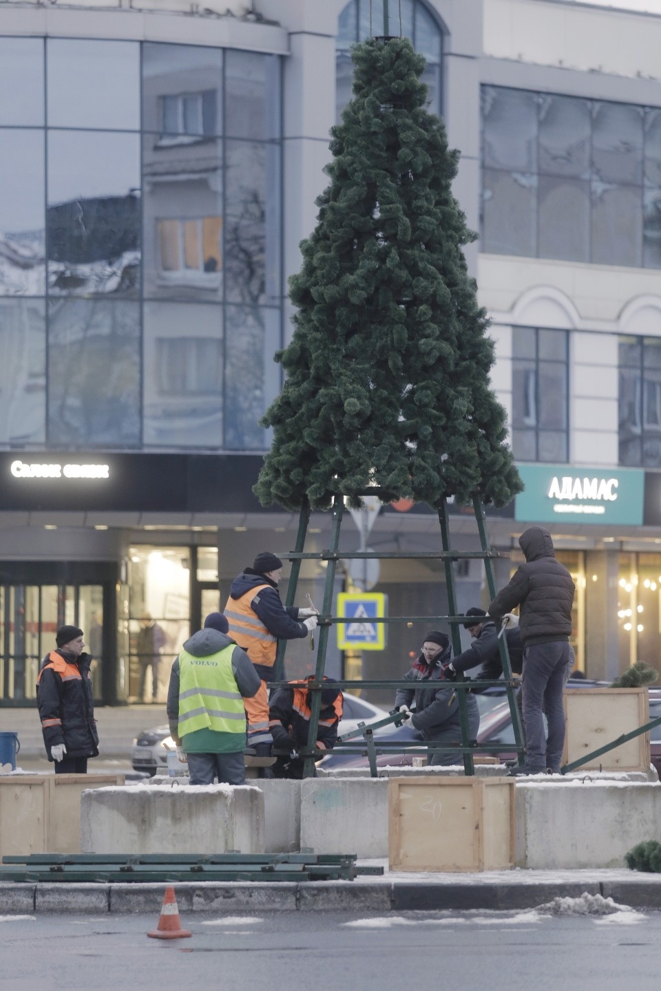 Момент установки главной новогодней ёлки попал в объектив камеры фотокора «Псковской правды»