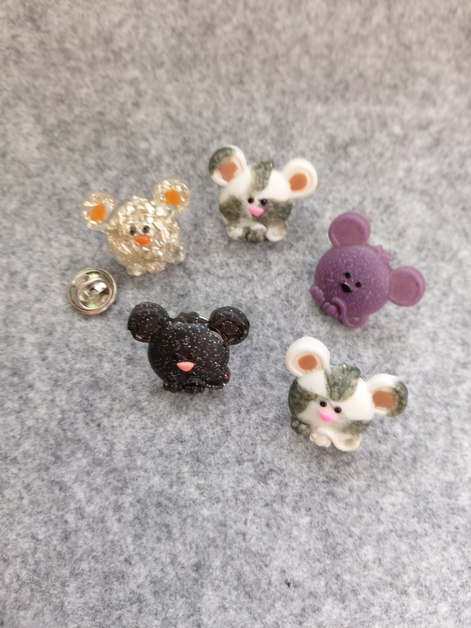 Новогодние броши в виде мыши от мастера Елены Спиридоновой выставят на ярмарке «ART-ель»