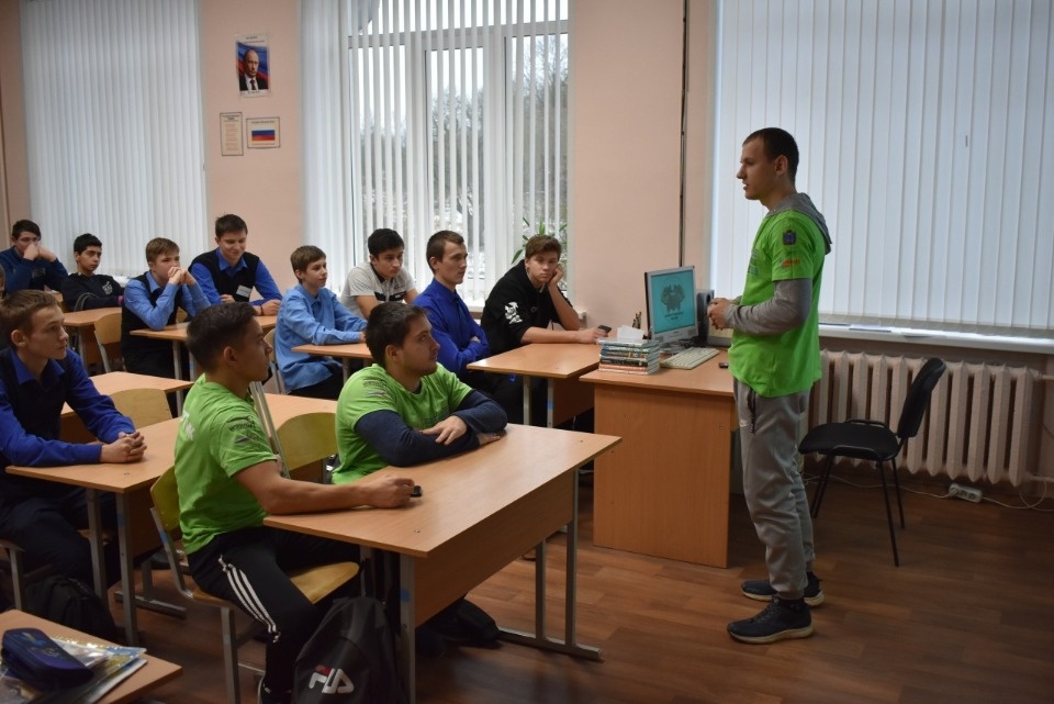Тренировку на открытом воздухе провели для школьников атлеты движения «Street Workout Pskov»