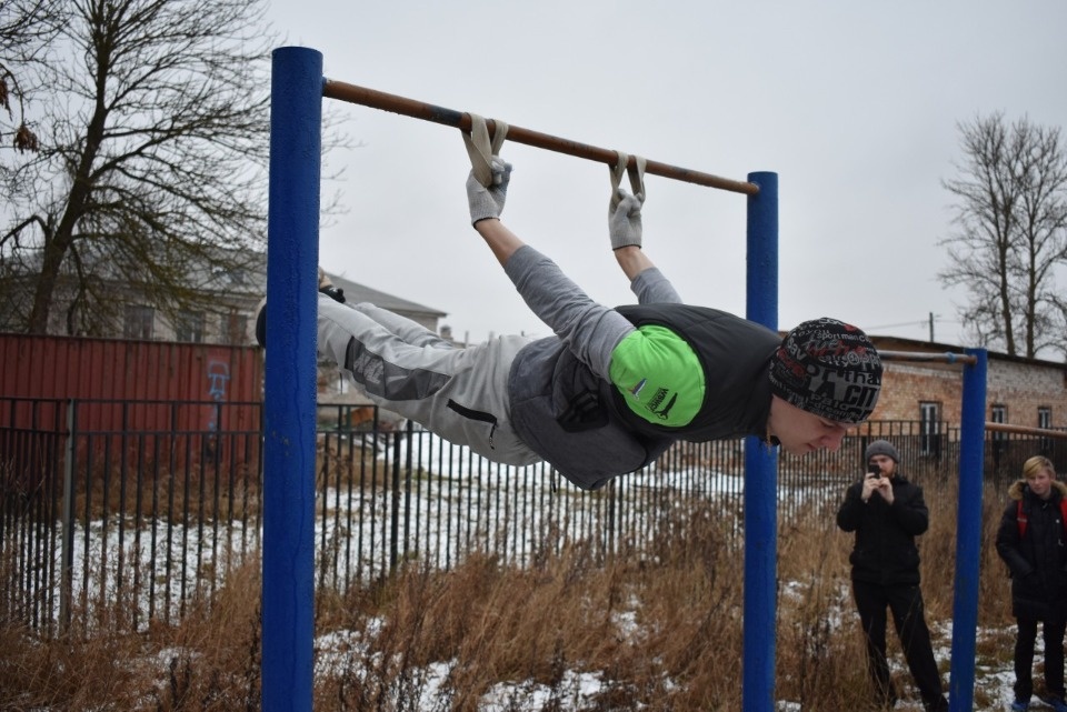 Тренировку на открытом воздухе провели для школьников атлеты движения «Street Workout Pskov»