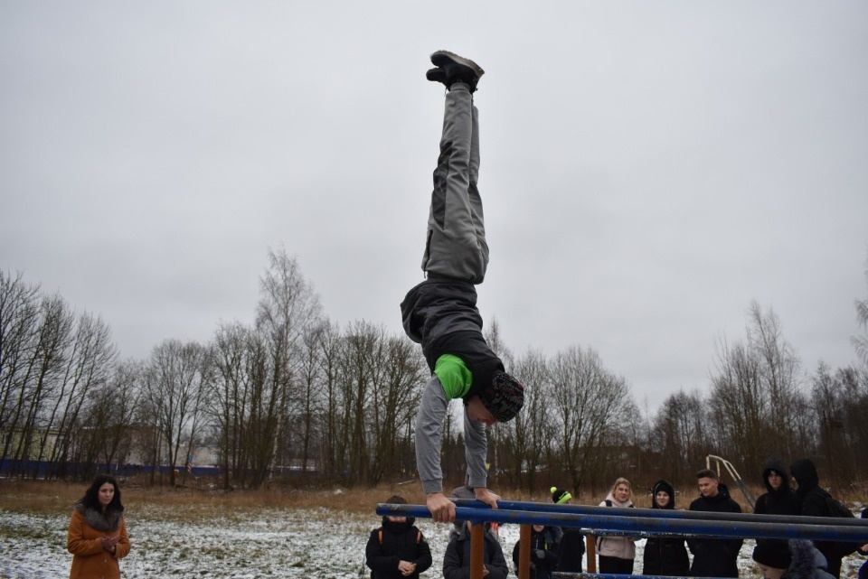 Тренировку на открытом воздухе провели для школьников атлеты движения «Street Workout Pskov»
