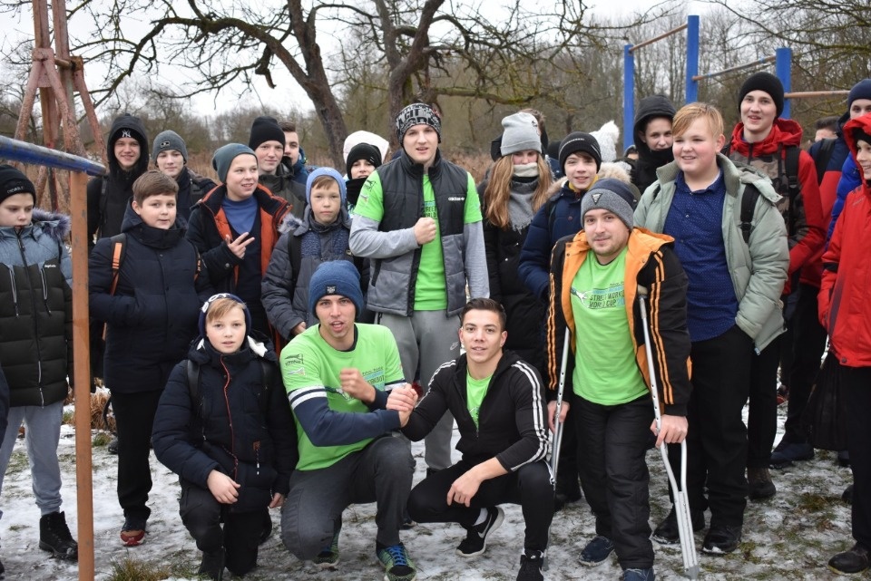 Тренировку на открытом воздухе провели для школьников атлеты движения «Street Workout Pskov»
