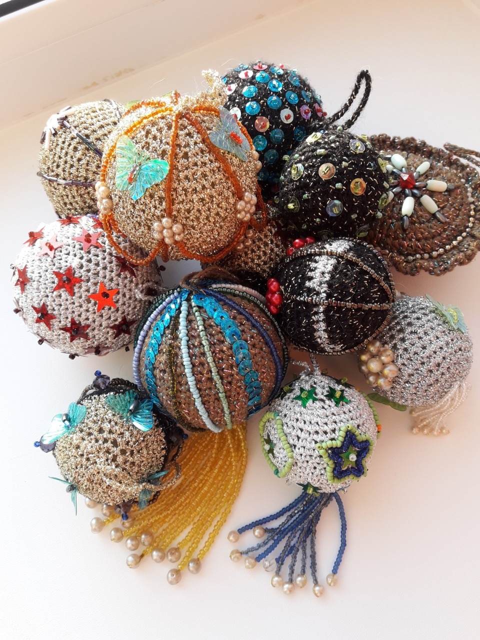 Мастер Екатерина Бурмистрова для ярмарки «ART-ель» изготовила бисерные ёлочные шары