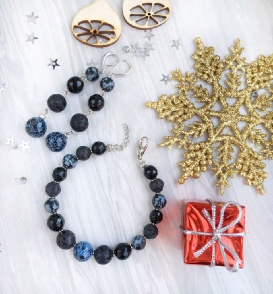 Серьги из дерева приготовила для новогодней «ART-ели» мастер Юлия Полушкина