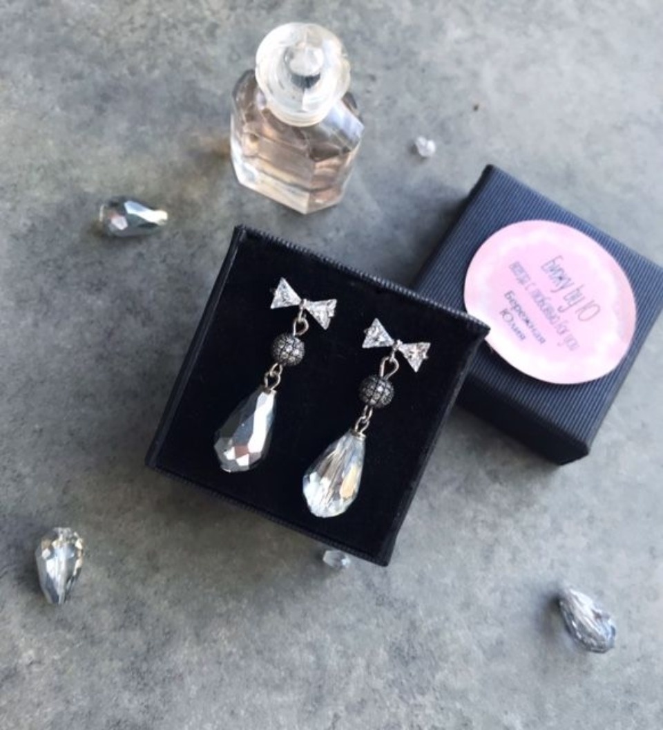 Серьги из дерева приготовила для новогодней «ART-ели» мастер Юлия Полушкина