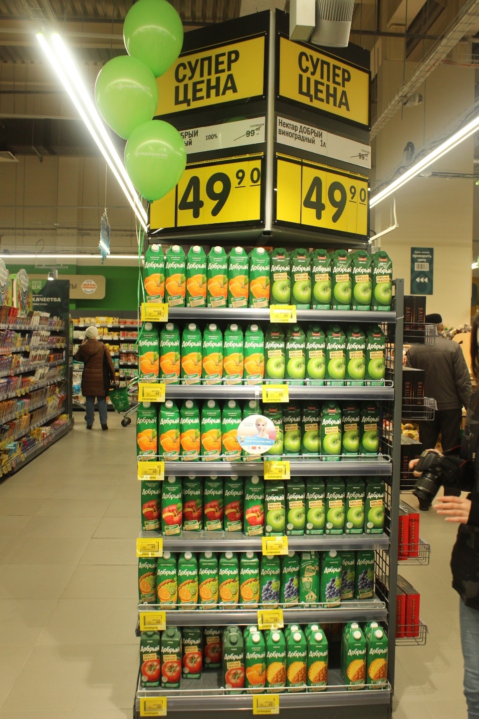 Покупатели сообщают о гигантских очередях и нехватке тележек в открывшемся сегодня в Пскове супермаркете «Перекрёсток» 