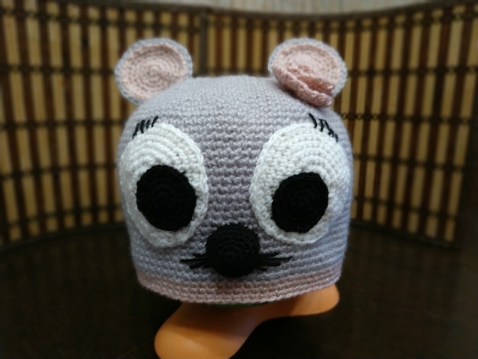 Тёплые шапочки-мышки от мастера Галины Кириенко ждут посетителей ярмарки «ART-ель»