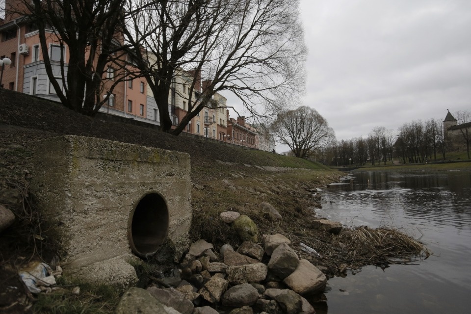 В Пскову текли фекалии из ливнёвки