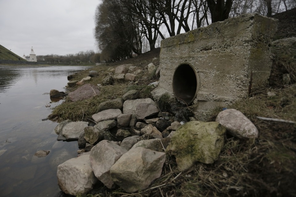 В Пскову текли фекалии из ливнёвки