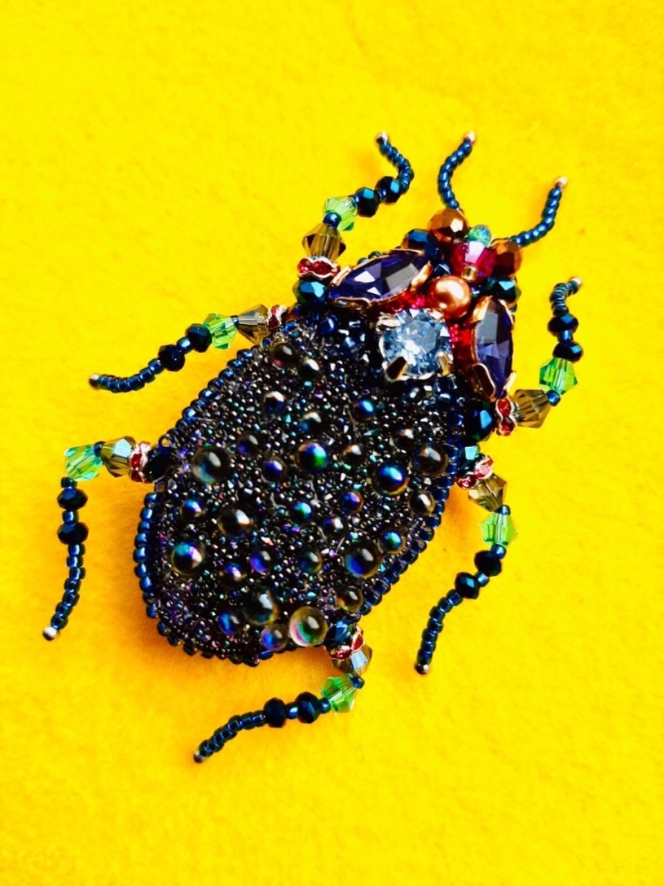 Брошь в виде жука-скарабея выставит на ярмарке «ART-ель» мастер Любовь Петрович БЕЗ ФОТО