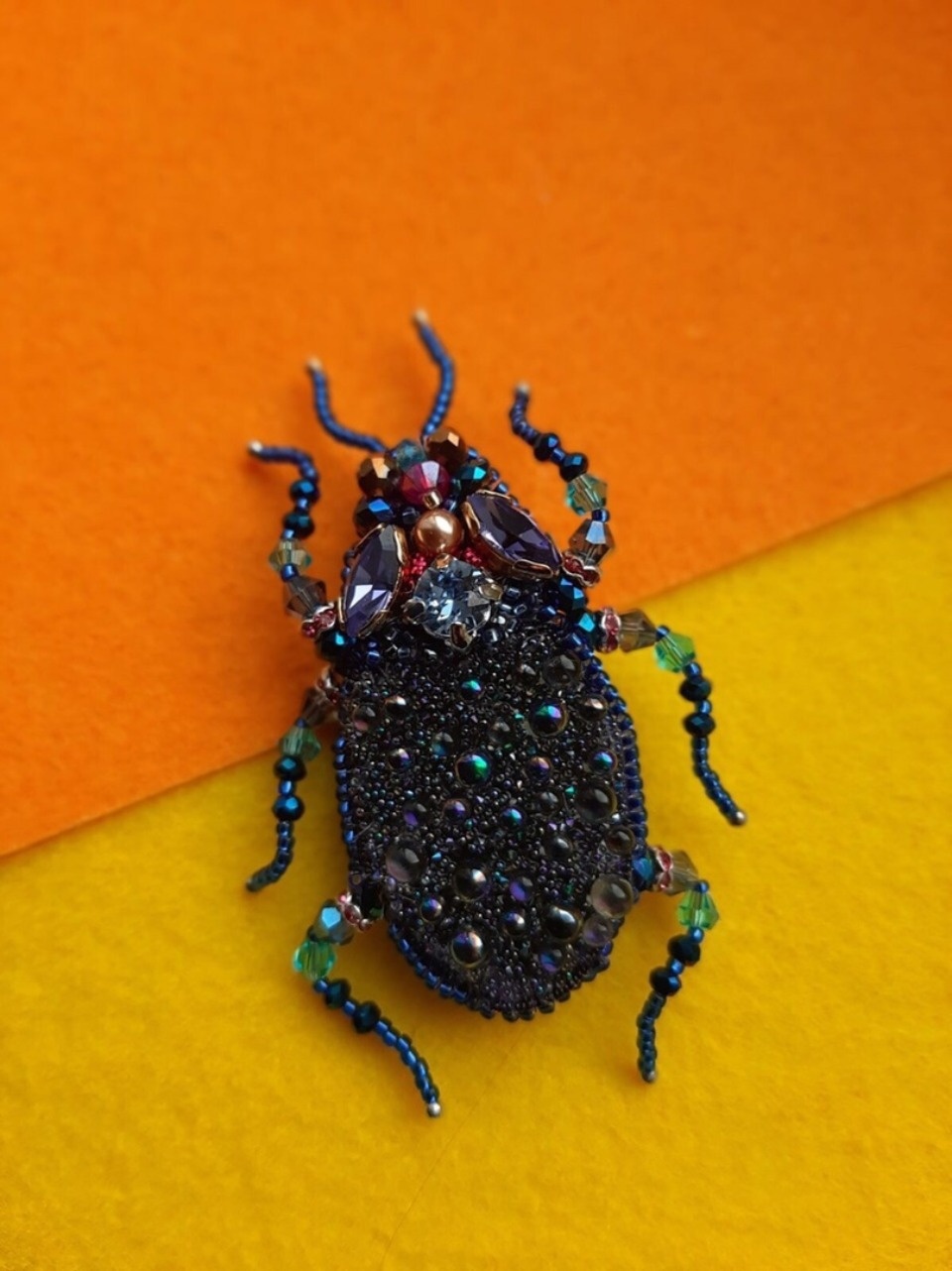 Брошь в виде жука-скарабея выставит на ярмарке «ART-ель» мастер Любовь Петрович БЕЗ ФОТО