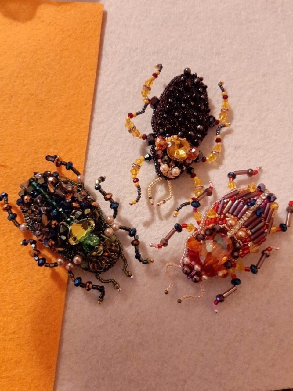 Брошь в виде жука-скарабея выставит на ярмарке «ART-ель» мастер Любовь Петрович БЕЗ ФОТО