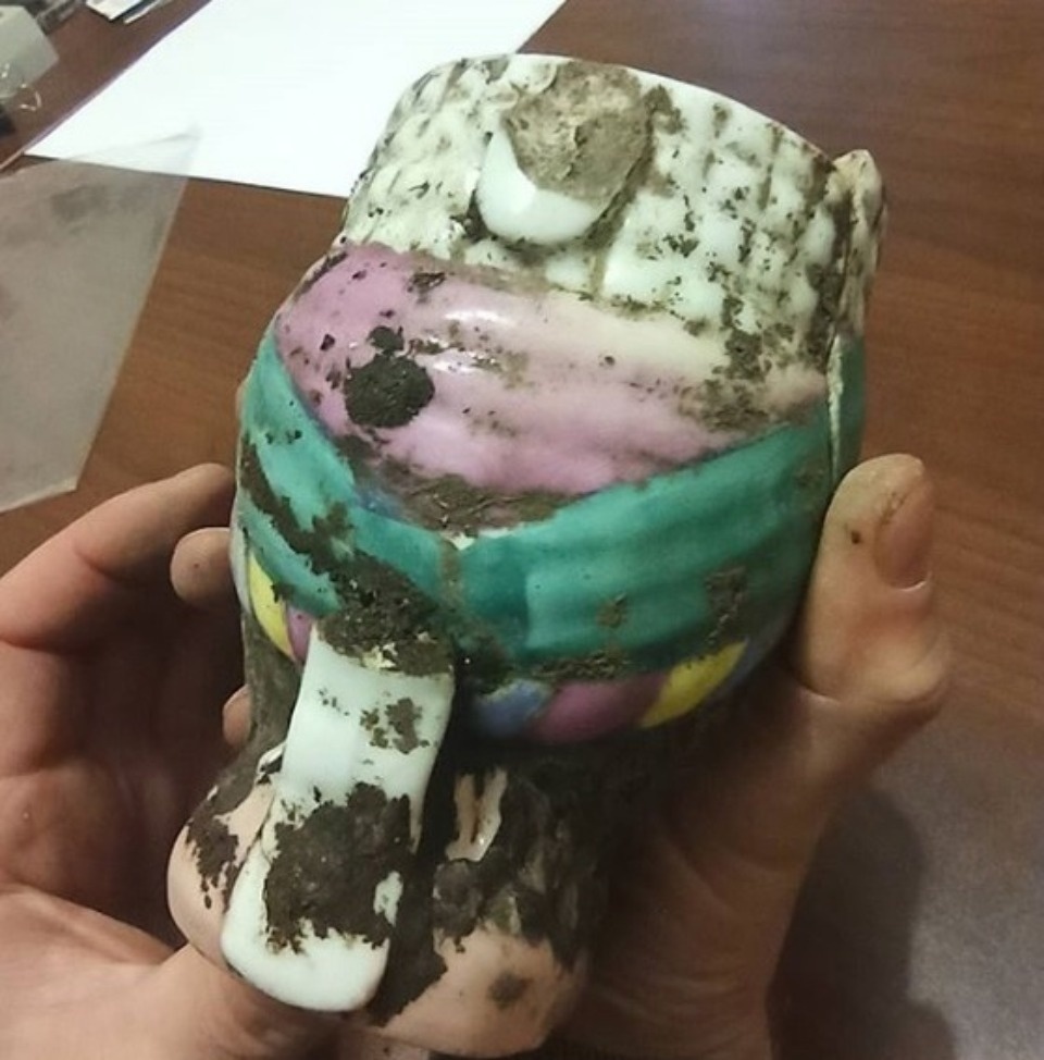 «Странная находка»: Псковские археологи показали разбитую чашку с изображением женщины