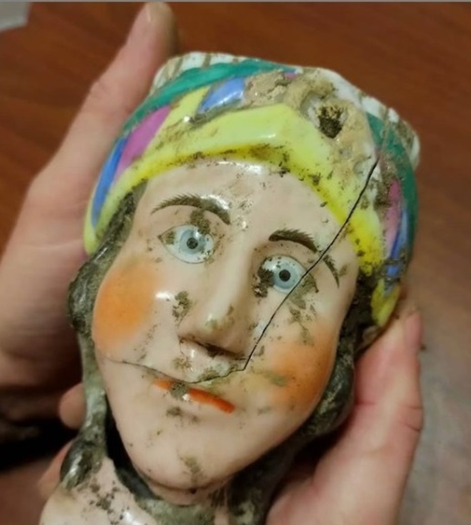 «Странная находка»: Псковские археологи показали разбитую чашку с изображением женщины