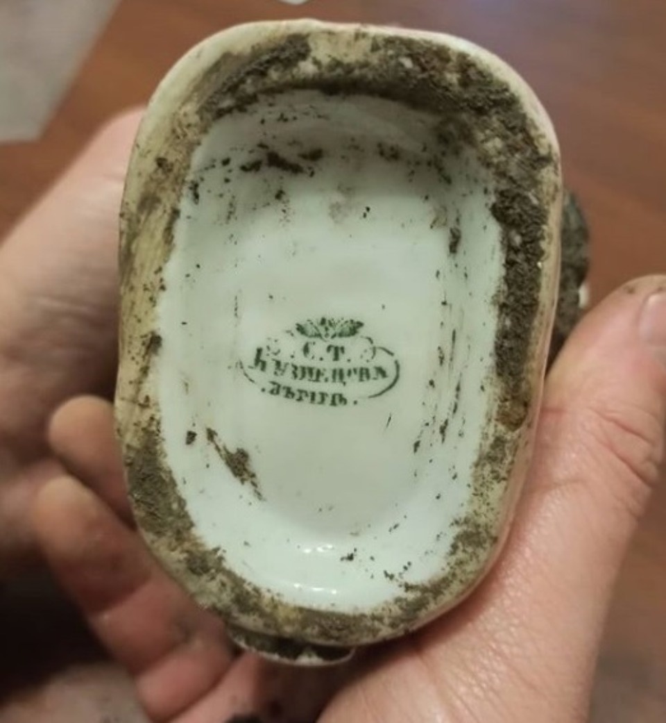 «Странная находка»: Псковские археологи показали разбитую чашку с изображением женщины