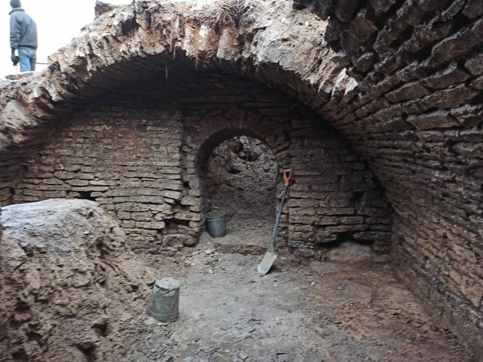 Неизвестный дом обнаружили археологи в сквере Народовластия, часть его находится под улицей Леона Поземского Неизвестный дом обнаружили археологи в сквере Народовластия, часть его находится под улицей Леона Поземского