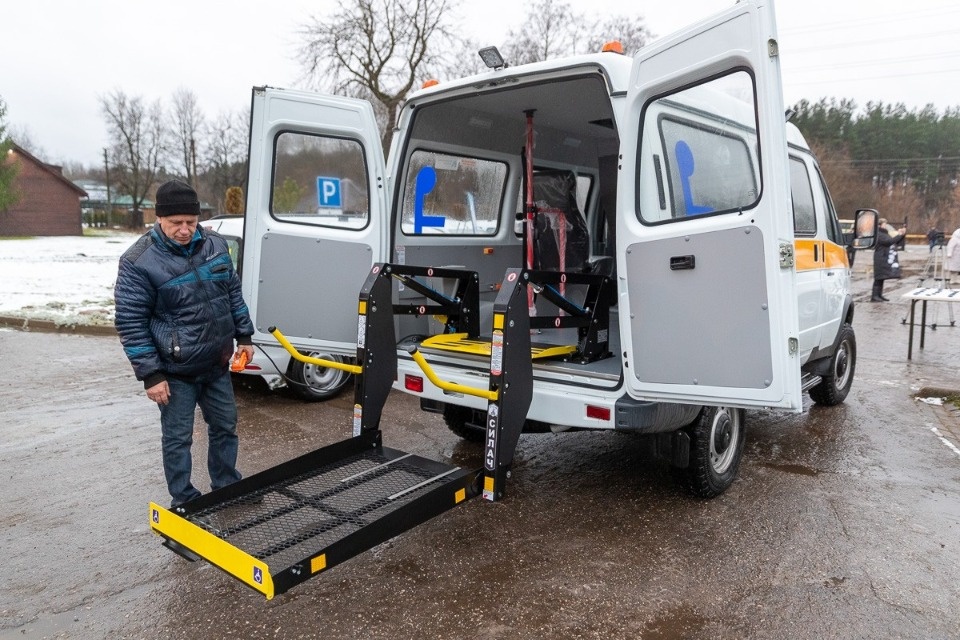Спецтранспорт для перевозки пожилых людей получили районы Псковской области 